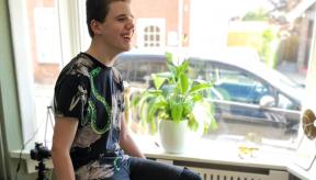 Werknemer wisselt tussen staan en zitten aan het Ergodesk E2T bureau