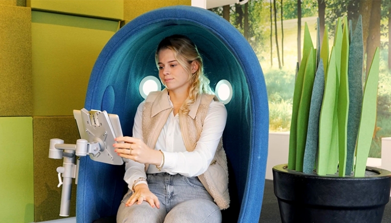 Zijkant van de stoel, met de verstelbare armsteunen en robuuste basis