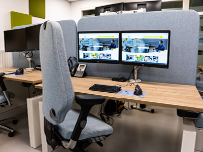 Kabelgoot in zwarte uitvoering met kabels gebundeld erin