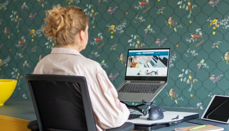 Waarom rug- en schouderklachten zo vaak voorkomen op kantoor (en hoe je ze voorkomt)