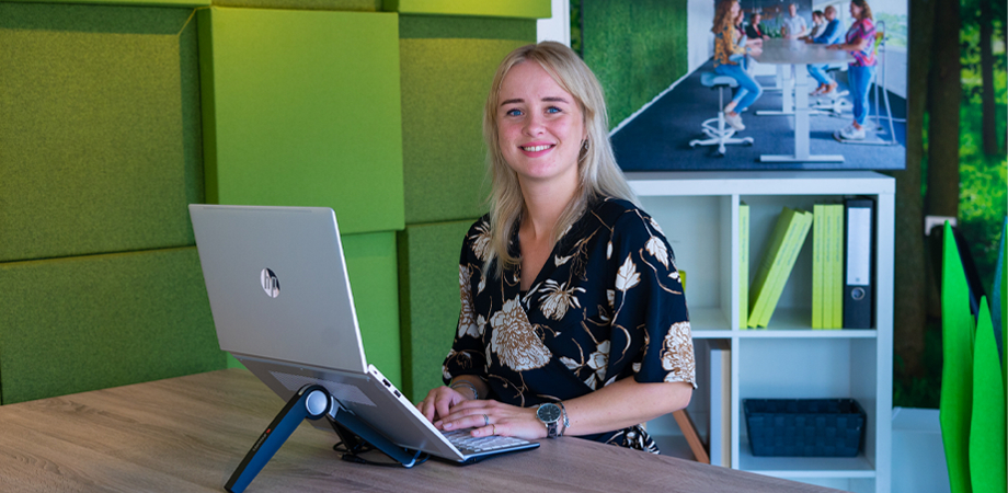 Zijaanzicht van de ergonomische BMA Axia baliestoel met armleuningen en voetsteun.