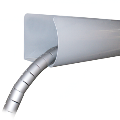 Medewerker bij een balie zittend op een ergonomische BMA Axia stoel voor een comfortabele werkhouding.