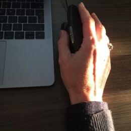 Werkplekdeskundige Yvette Schoorl test de UniMouse