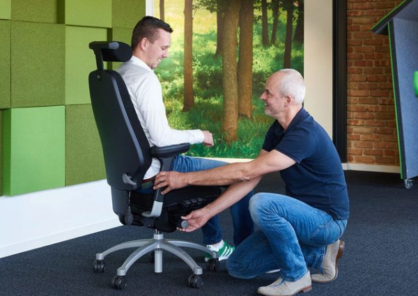 Zitinstructie voor bureaustoel op maat door Health2Work