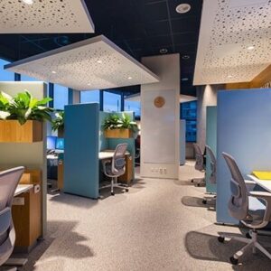 Open werkzone met akoestische plafondeilanden, ergonomische stoelen en planten – projectinrichting gericht op focus en comfort.