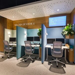 Individuele werkplekken met akoestische scheidingswanden en ergonomische stoelen – ontworpen voor concentratie en privacy in een gedeelde ruimte.