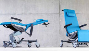 Het belang van in hoogte verstelbare douche- en behandelstoelen in de zorg