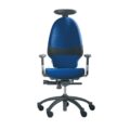 De RH Extend Large bureaustoel met blauwe bekleding met neksteun.